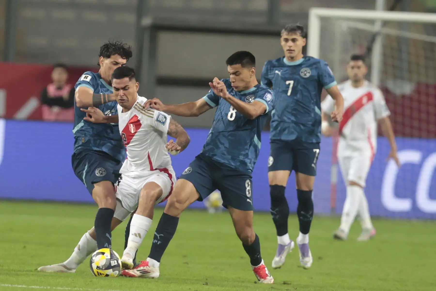 Paraguay derrotó 1-0 a Perú en el Estadio Nacional de Lima, en el cierre de las Eliminatorias Sudamericanas rumbo al Mundial 2026. La Albirroja, que ya había asegurado su clasificación con anticipación, confirmó su buen momento con un triunfo como visitante. La Blanquirroja, por su parte, se despidió de la competencia tras quedar eliminada varias fechas antes, sin poder brindar una victoria final a la hinchada que la acompañó. Foto: ANDINA/Vida Tarqui