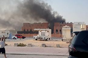 Esta captura de pantalla tomada de una filmación de AFPTV muestra columnas de humo después de las explosiones en la capital de Qatar, Doha, el 9 de septiembre de 2025. Foto: AFP
