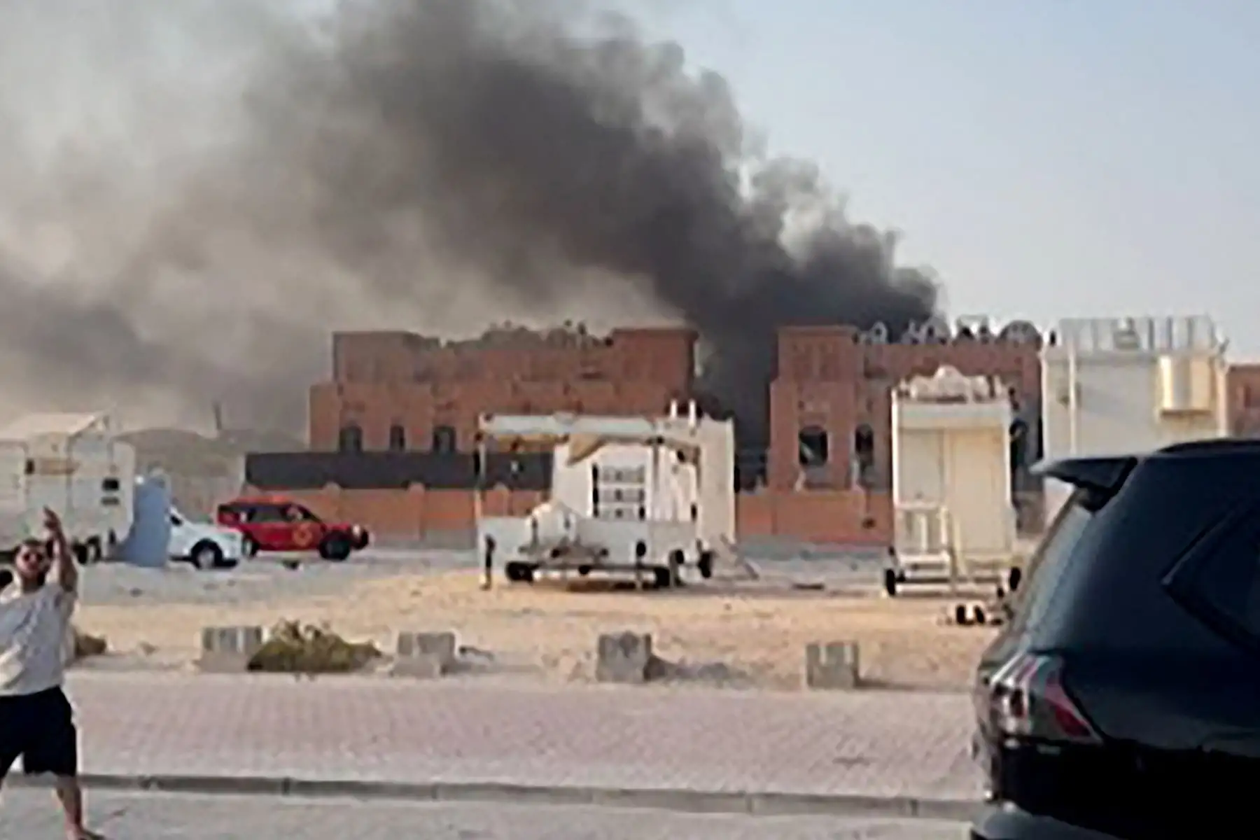Esta captura de pantalla tomada de una filmación de AFPTV muestra columnas de humo después de las explosiones en la capital de Qatar, Doha, el 9 de septiembre de 2025. Foto: AFP