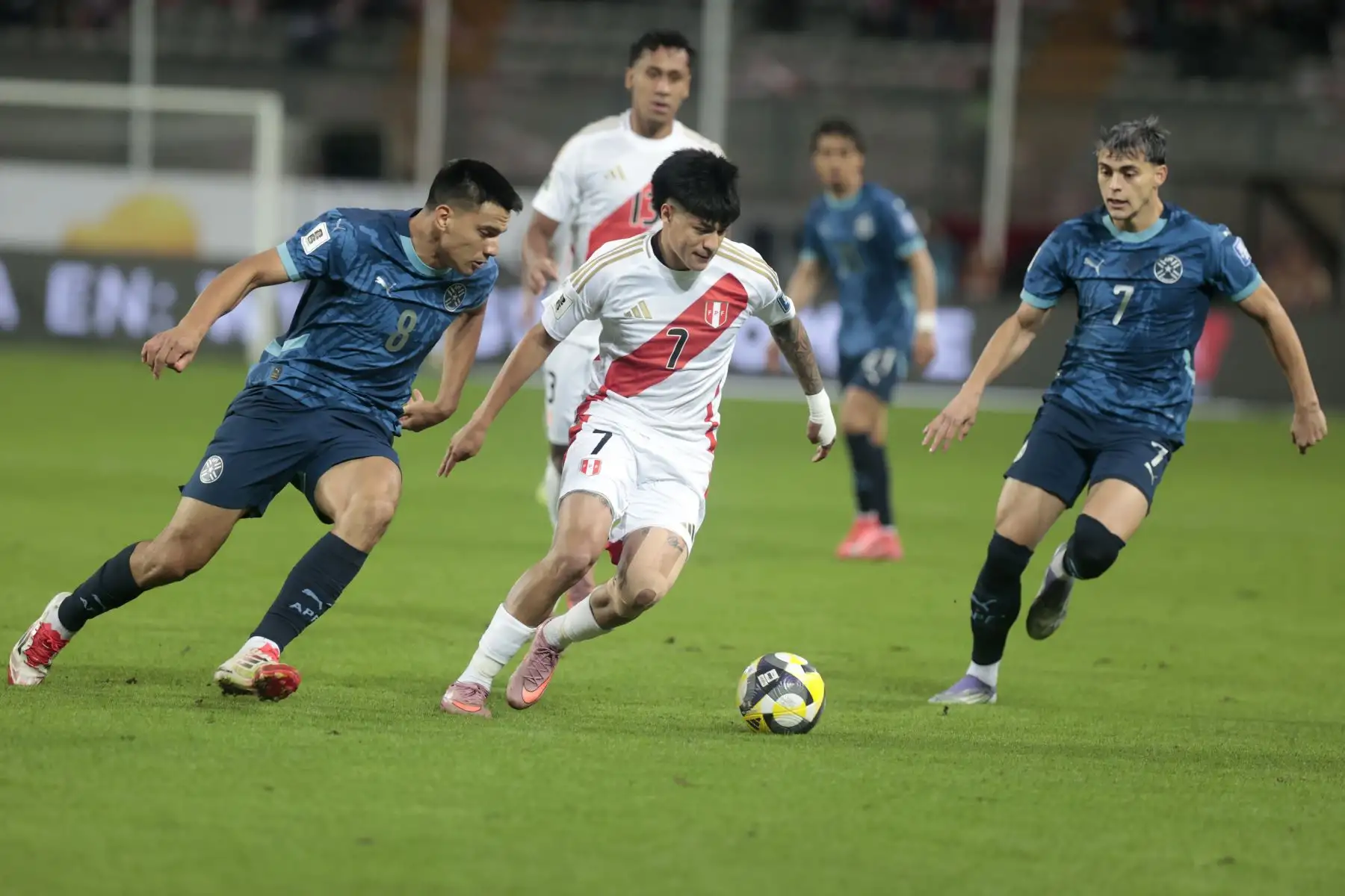 El peruano Kenji Cabrera disputa un balón con defensa paraguaya. Foto: ANDINA/Vidal Tarqui