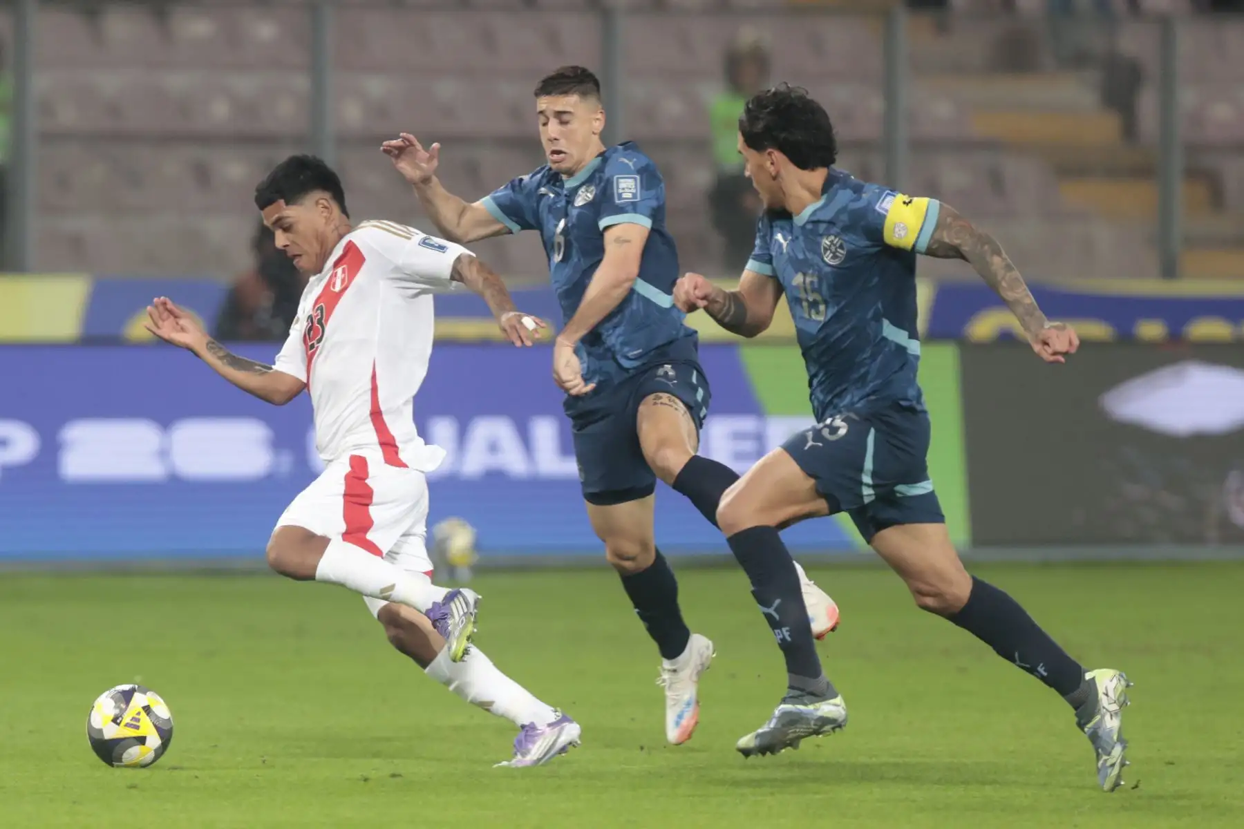 Paraguay derrotó 1-0 a Perú en el Estadio Nacional de Lima, en el cierre de las Eliminatorias Sudamericanas rumbo al Mundial 2026. La Albirroja, que ya había asegurado su clasificación con anticipación, confirmó su buen momento con un triunfo como visitante. La Blanquirroja, por su parte, se despidió de la competencia tras quedar eliminada varias fechas antes, sin poder brindar una victoria final a la hinchada que la acompañó. Foto: ANDINA/Vida Tarqui