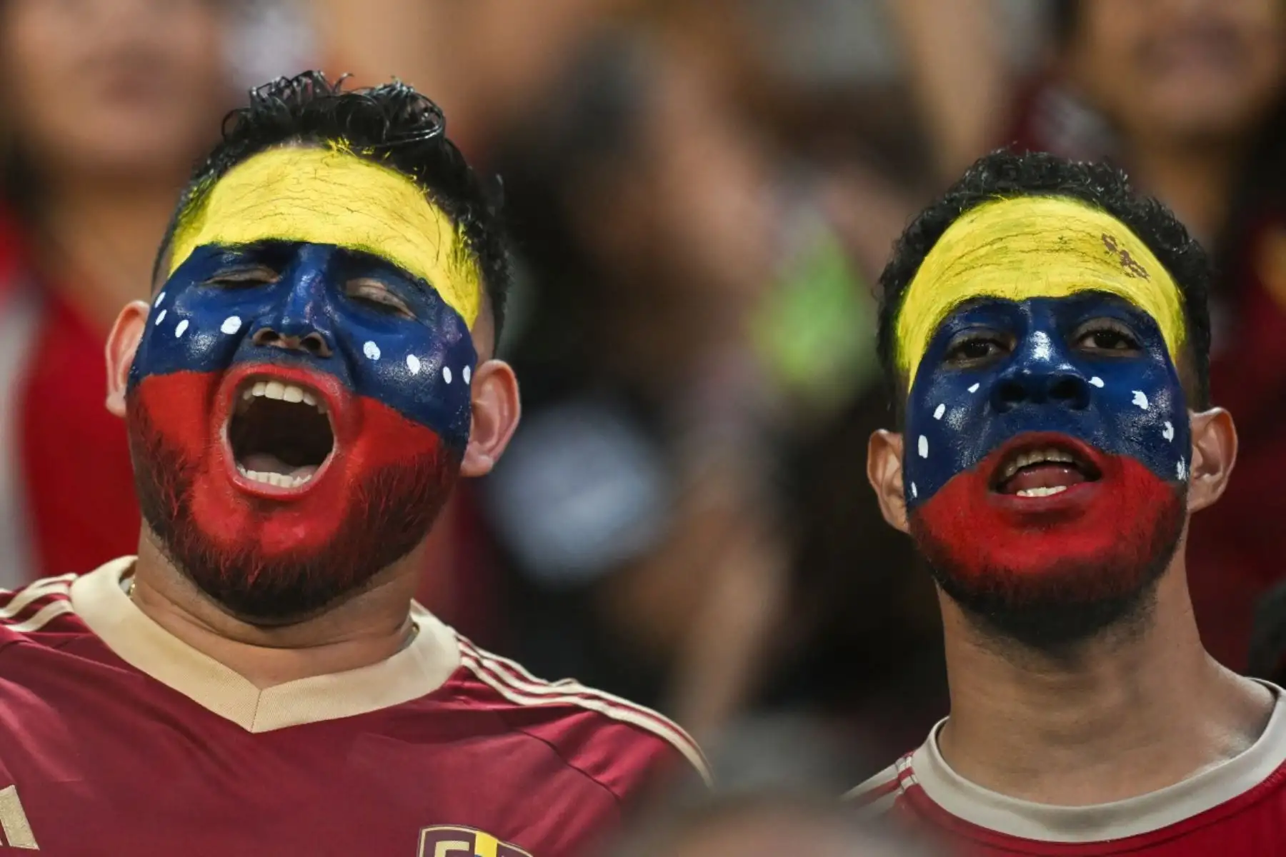 Venezuela cayó 6-3 ante Colombia en un partido cargado de goles disputado en el Estadio Metropolitano de Mérida, por las Eliminatorias Sudamericanas rumbo al Mundial 2026. La Vinotinto, que había mostrado momentos de ilusión, no pudo frenar la contundencia ofensiva cafetera y terminó goleada en casa. Con este resultado, Venezuela quedó oficialmente eliminada de la competencia, cerrando una campaña irregular que dejó sin premio el esfuerzo de su plantel. Foto: AFP