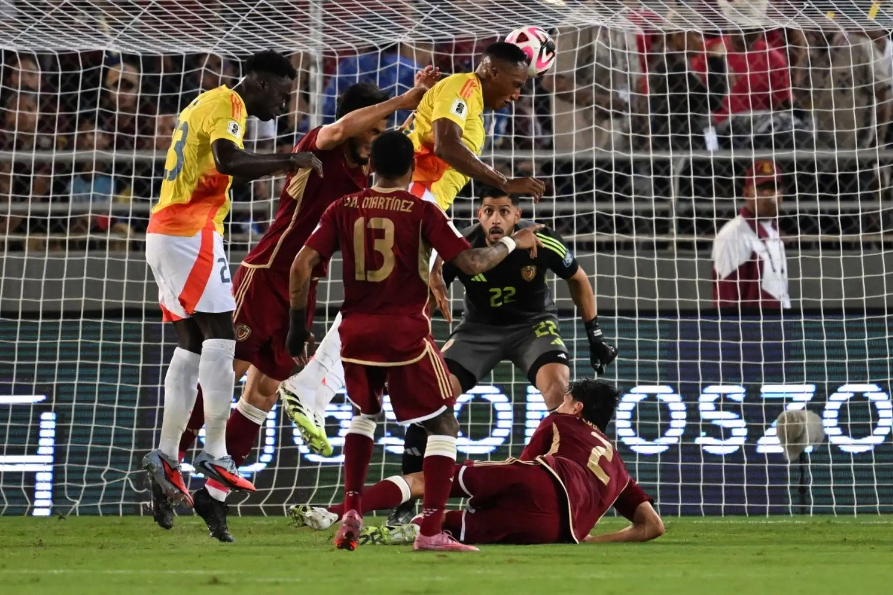Venezuela cayó 6-3 ante Colombia en un partido cargado de goles disputado en el Estadio Metropolitano de Mérida, por las Eliminatorias Sudamericanas rumbo al Mundial 2026. La Vinotinto, que había mostrado momentos de ilusión, no pudo frenar la contundencia ofensiva cafetera y terminó goleada en casa. Con este resultado, Venezuela quedó oficialmente eliminada de la competencia, cerrando una campaña irregular que dejó sin premio el esfuerzo de su plantel. Foto: AFP
