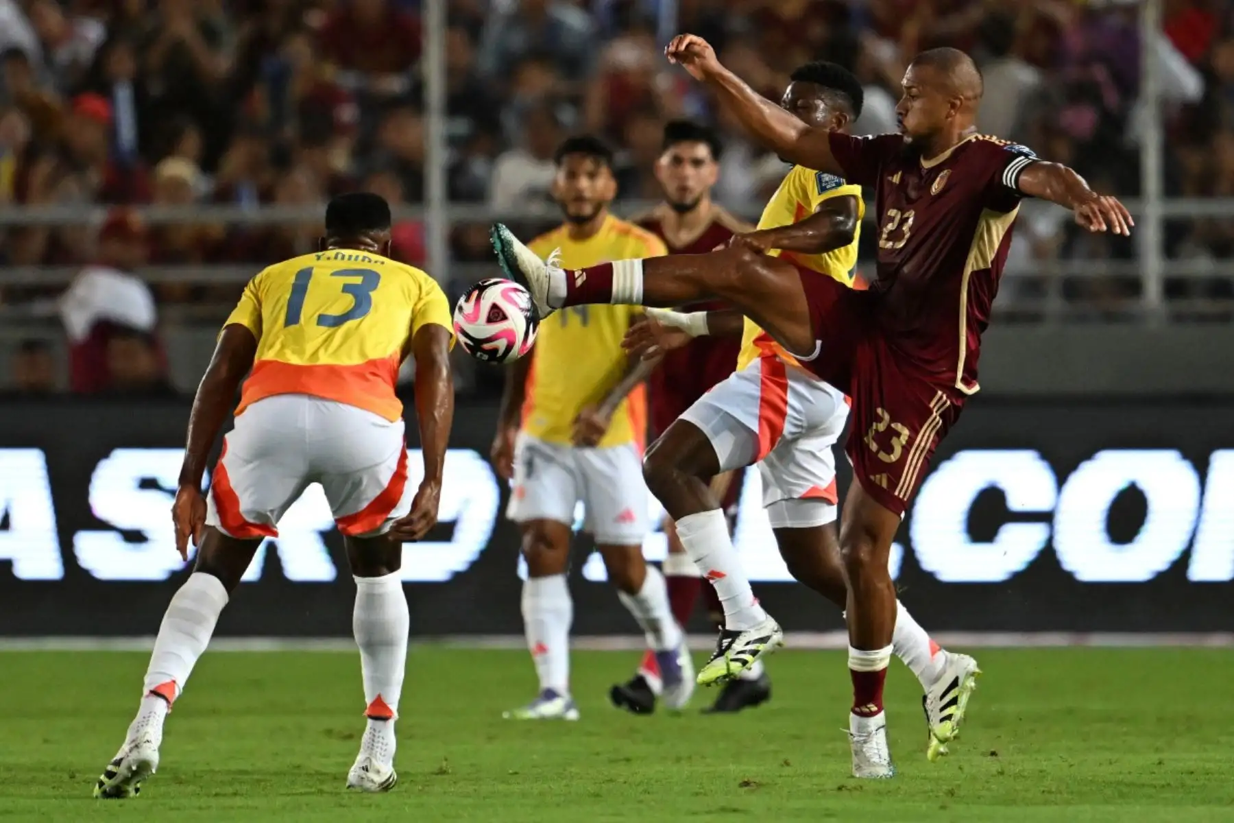 Venezuela cayó 6-3 ante Colombia en un partido cargado de goles disputado en el Estadio Metropolitano de Mérida, por las Eliminatorias Sudamericanas rumbo al Mundial 2026. La Vinotinto, que había mostrado momentos de ilusión, no pudo frenar la contundencia ofensiva cafetera y terminó goleada en casa. Con este resultado, Venezuela quedó oficialmente eliminada de la competencia, cerrando una campaña irregular que dejó sin premio el esfuerzo de su plantel. Foto: AFP
