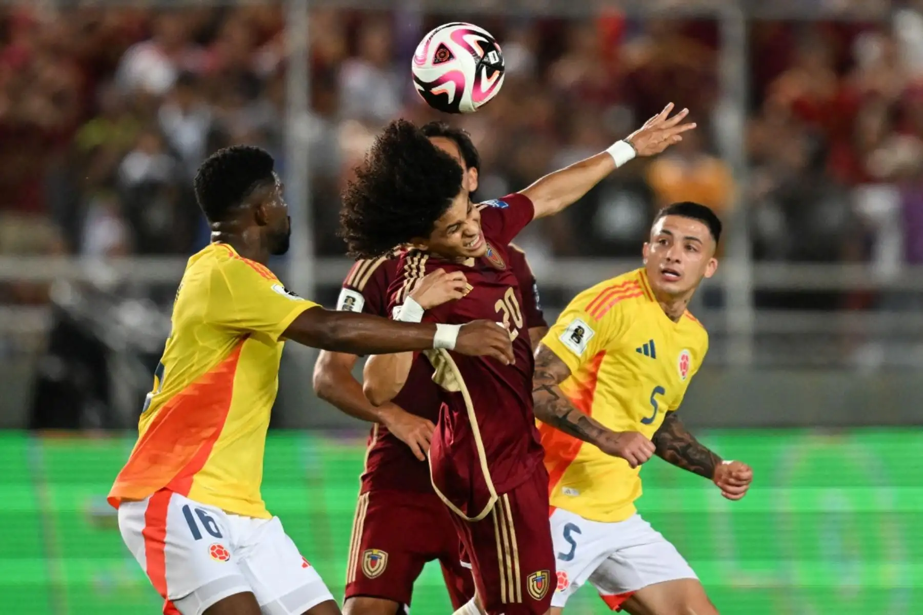 Venezuela cayó 6-3 ante Colombia en un partido cargado de goles disputado en el Estadio Metropolitano de Mérida, por las Eliminatorias Sudamericanas rumbo al Mundial 2026. La Vinotinto, que había mostrado momentos de ilusión, no pudo frenar la contundencia ofensiva cafetera y terminó goleada en casa. Con este resultado, Venezuela quedó oficialmente eliminada de la competencia, cerrando una campaña irregular que dejó sin premio el esfuerzo de su plantel. Foto: AFP