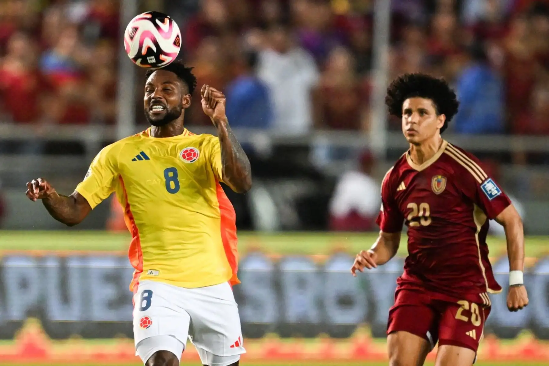 Venezuela cayó 6-3 ante Colombia en un partido cargado de goles disputado en el Estadio Metropolitano de Mérida, por las Eliminatorias Sudamericanas rumbo al Mundial 2026. La Vinotinto, que había mostrado momentos de ilusión, no pudo frenar la contundencia ofensiva cafetera y terminó goleada en casa. Con este resultado, Venezuela quedó oficialmente eliminada de la competencia, cerrando una campaña irregular que dejó sin premio el esfuerzo de su plantel. Foto: AFP
