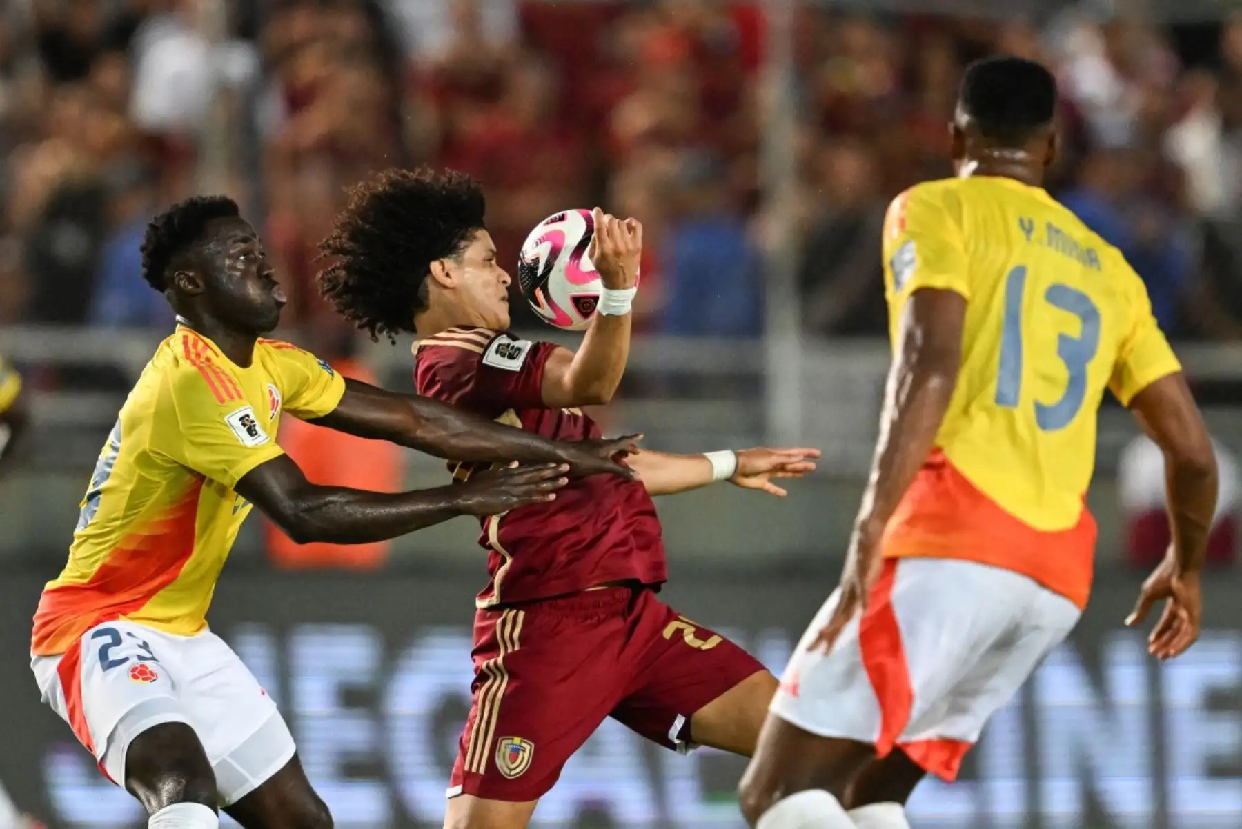 Venezuela cayó 6-3 ante Colombia en un partido cargado de goles disputado en el Estadio Metropolitano de Mérida, por las Eliminatorias Sudamericanas rumbo al Mundial 2026. La Vinotinto, que había mostrado momentos de ilusión, no pudo frenar la contundencia ofensiva cafetera y terminó goleada en casa. Con este resultado, Venezuela quedó oficialmente eliminada de la competencia, cerrando una campaña irregular que dejó sin premio el esfuerzo de su plantel. Foto: AFP