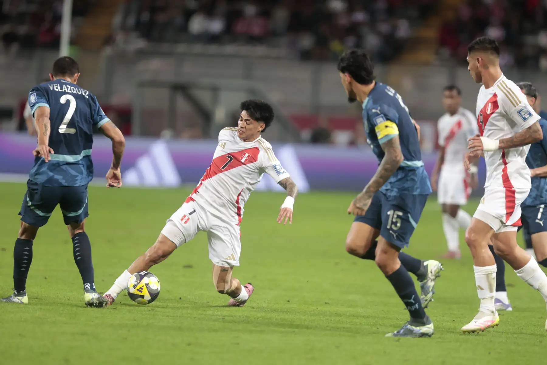 Paraguay derrotó 1-0 a Perú en el Estadio Nacional de Lima, en el cierre de las Eliminatorias Sudamericanas rumbo al Mundial 2026. La Albirroja, que ya había asegurado su clasificación con anticipación, confirmó su buen momento con un triunfo como visitante. La Blanquirroja, por su parte, se despidió de la competencia tras quedar eliminada varias fechas antes, sin poder brindar una victoria final a la hinchada que la acompañó. Foto: ANDINA/Vida Tarqui
