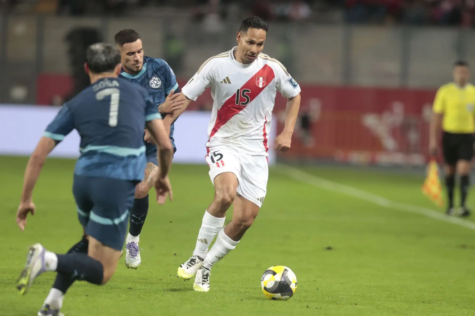 Paraguay derrotó 1-0 a Perú en el Estadio Nacional de Lima, en el cierre de las Eliminatorias Sudamericanas rumbo al Mundial 2026. La Albirroja, que ya había asegurado su clasificación con anticipación, confirmó su buen momento con un triunfo como visitante. La Blanquirroja, por su parte, se despidió de la competencia tras quedar eliminada varias fechas antes, sin poder brindar una victoria final a la hinchada que la acompañó. Foto: ANDINA/Vida Tarqui