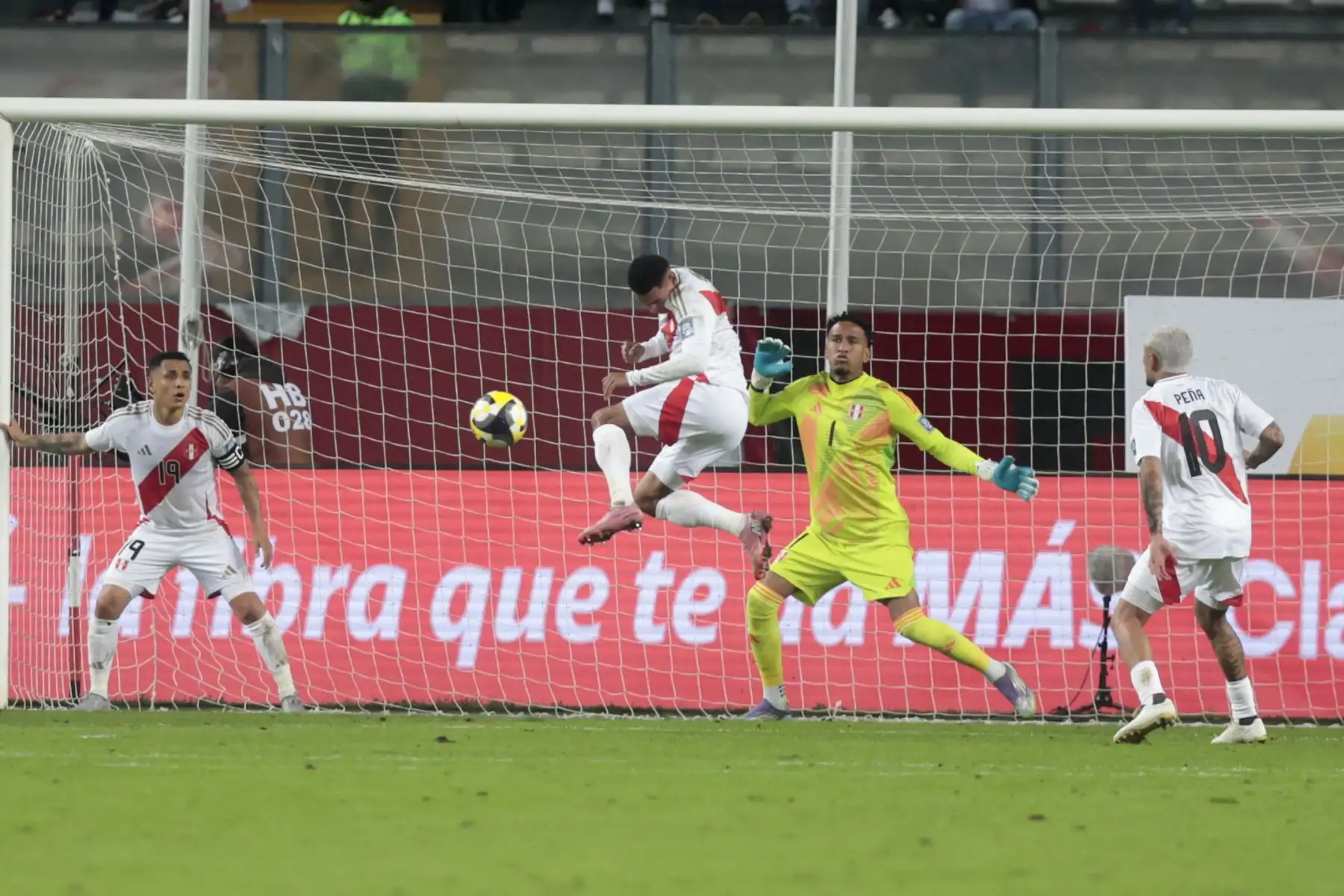 Paraguay derrotó 1-0 a Perú en el Estadio Nacional de Lima, en el cierre de las Eliminatorias Sudamericanas rumbo al Mundial 2026. La Albirroja, que ya había asegurado su clasificación con anticipación, confirmó su buen momento con un triunfo como visitante. La Blanquirroja, por su parte, se despidió de la competencia tras quedar eliminada varias fechas antes, sin poder brindar una victoria final a la hinchada que la acompañó. Foto: ANDINA/Vida Tarqui