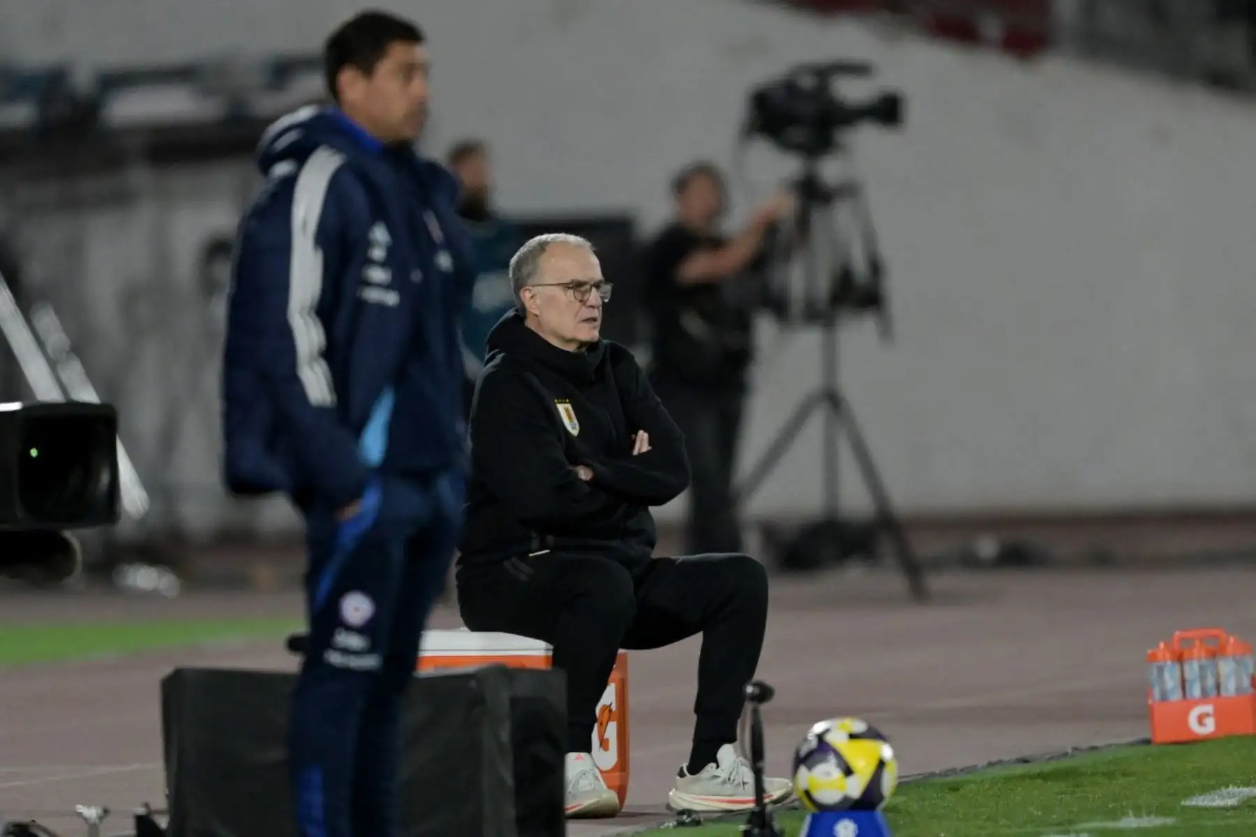 Chile empató 0-0 con Uruguay en el Estadio Monumental de Santiago, resultado que selló su eliminación de las Eliminatorias Sudamericanas rumbo al Mundial 2026. La Roja no logró revertir su irregular campaña y se despidió del torneo. En contraste, la Celeste aseguró su clasificación gracias a una sólida fase eliminatoria, confirmando su presencia en la próxima Copa del Mundo y ratificando el proceso exitoso de su plantel. Foto: AFP