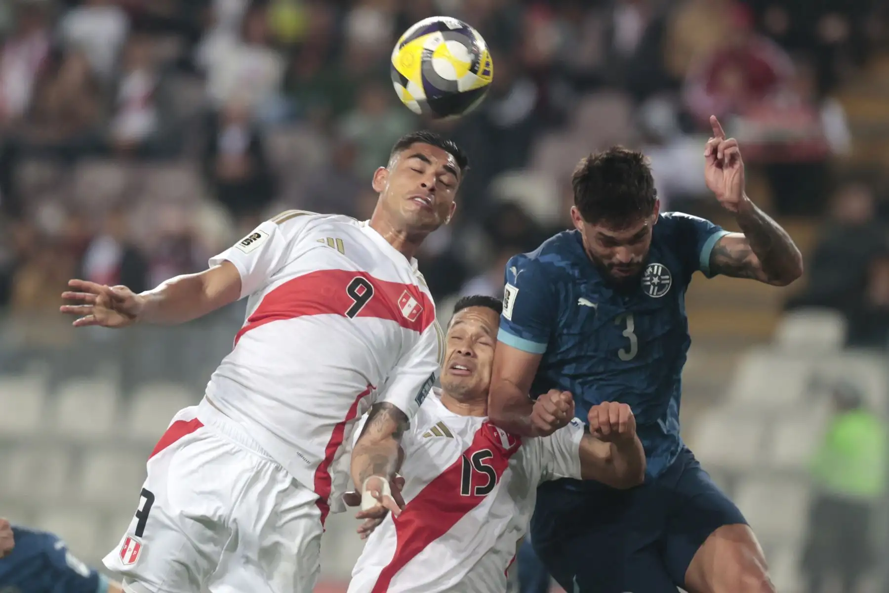 Paraguay derrotó 1-0 a Perú en el Estadio Nacional de Lima, en el cierre de las Eliminatorias Sudamericanas rumbo al Mundial 2026. La Albirroja, que ya había asegurado su clasificación con anticipación, confirmó su buen momento con un triunfo como visitante. La Blanquirroja, por su parte, se despidió de la competencia tras quedar eliminada varias fechas antes, sin poder brindar una victoria final a la hinchada que la acompañó. Foto: ANDINA/Vida Tarqui