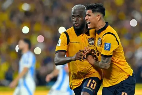 Enner Valencia (izquierda) celebra el 1-0 de Ecuador sobre Argentina. Foto: AFP
