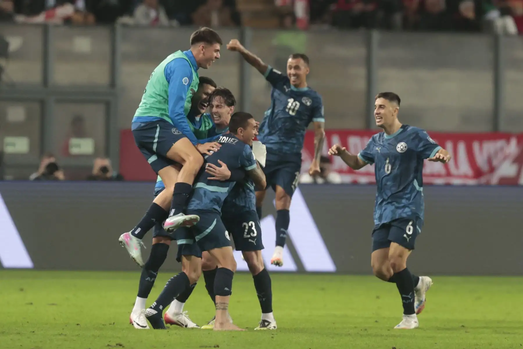 El defensa paraguayo Agustín Sandez, el defensa paraguayo Omar Alderete y el defensa paraguayo Gustavo Gómez celebran su victoria al final del partido de fútbol de las eliminatorias sudamericanas de la Copa Mundial de la FIFA 2026 entre Perú y Paraguay en el estadio Nacional de Lima el 9 de septiembre de 2025. Foto: ANDINA/Vidal Tarqui