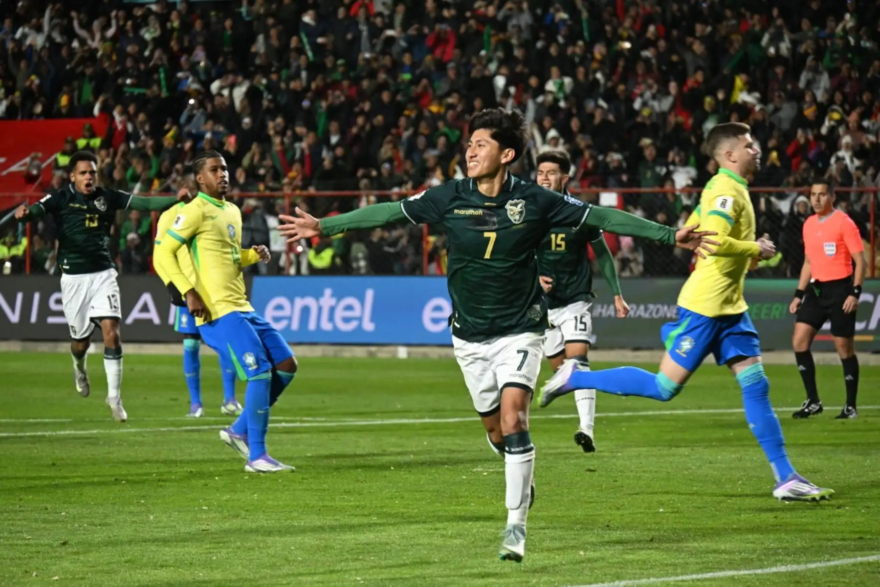 Los jugadores de Bolivia no pudieron contener las lágrimas tras la histórica victoria 1-0 frente a Brasil en El Alto, que les aseguró un lugar en el repechaje rumbo al Mundial 2026. La clasificación significó un desahogo emocional luego de años de frustraciones y campañas fallidas. En medio de abrazos y cánticos con la hinchada, la Verde celebró con enorme orgullo, demostrando que la ilusión mundialista sigue más viva que nunca. Foto: AFP