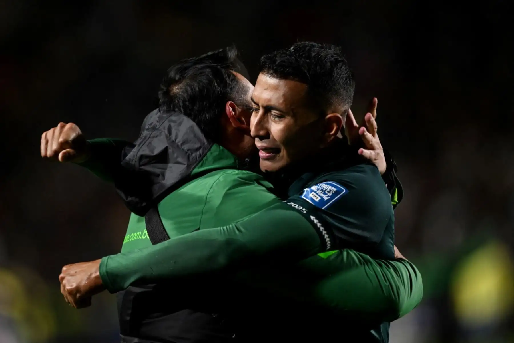Los jugadores de Bolivia no pudieron contener las lágrimas tras la histórica victoria 1-0 frente a Brasil en El Alto, que les aseguró un lugar en el repechaje rumbo al Mundial 2026. La clasificación significó un desahogo emocional luego de años de frustraciones y campañas fallidas. En medio de abrazos y cánticos con la hinchada, la Verde celebró con enorme orgullo, demostrando que la ilusión mundialista sigue más viva que nunca. Foto: AFP