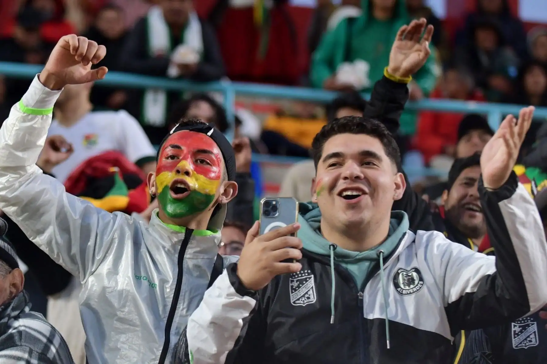 Los jugadores de Bolivia no pudieron contener las lágrimas tras la histórica victoria 1-0 frente a Brasil en El Alto, que les aseguró un lugar en el repechaje rumbo al Mundial 2026. La clasificación significó un desahogo emocional luego de años de frustraciones y campañas fallidas. En medio de abrazos y cánticos con la hinchada, la Verde celebró con enorme orgullo, demostrando que la ilusión mundialista sigue más viva que nunca. Foto: AFP