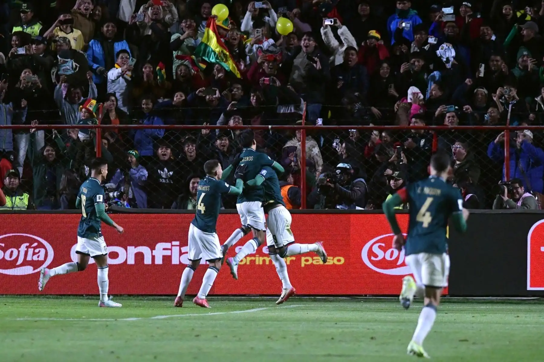 Los jugadores de Bolivia no pudieron contener las lágrimas tras la histórica victoria 1-0 frente a Brasil en El Alto, que les aseguró un lugar en el repechaje rumbo al Mundial 2026. La clasificación significó un desahogo emocional luego de años de frustraciones y campañas fallidas. En medio de abrazos y cánticos con la hinchada, la Verde celebró con enorme orgullo, demostrando que la ilusión mundialista sigue más viva que nunca. Foto: AFP