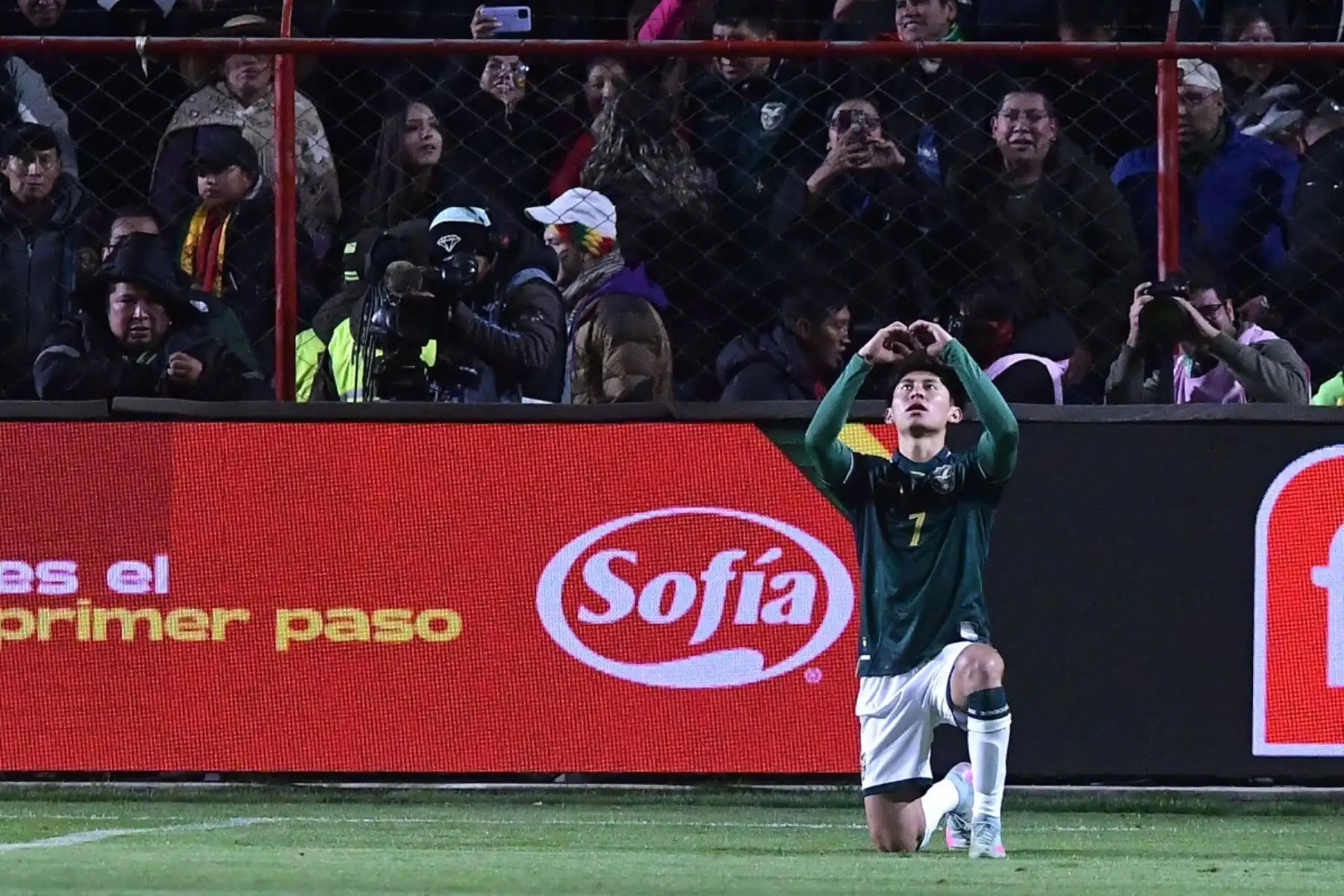 Los jugadores de Bolivia no pudieron contener las lágrimas tras la histórica victoria 1-0 frente a Brasil en El Alto, que les aseguró un lugar en el repechaje rumbo al Mundial 2026. La clasificación significó un desahogo emocional luego de años de frustraciones y campañas fallidas. En medio de abrazos y cánticos con la hinchada, la Verde celebró con enorme orgullo, demostrando que la ilusión mundialista sigue más viva que nunca. Foto: AFP