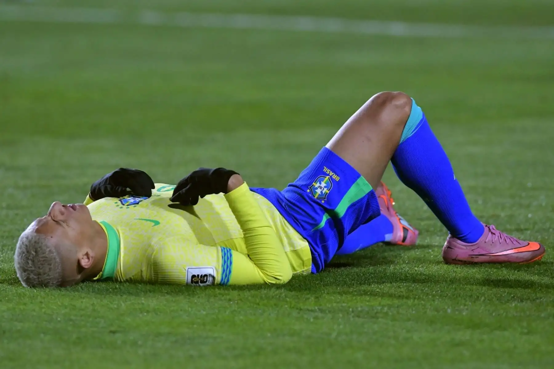 Los jugadores de Bolivia no pudieron contener las lágrimas tras la histórica victoria 1-0 frente a Brasil en El Alto, que les aseguró un lugar en el repechaje rumbo al Mundial 2026. La clasificación significó un desahogo emocional luego de años de frustraciones y campañas fallidas. En medio de abrazos y cánticos con la hinchada, la Verde celebró con enorme orgullo, demostrando que la ilusión mundialista sigue más viva que nunca. Foto: AFP