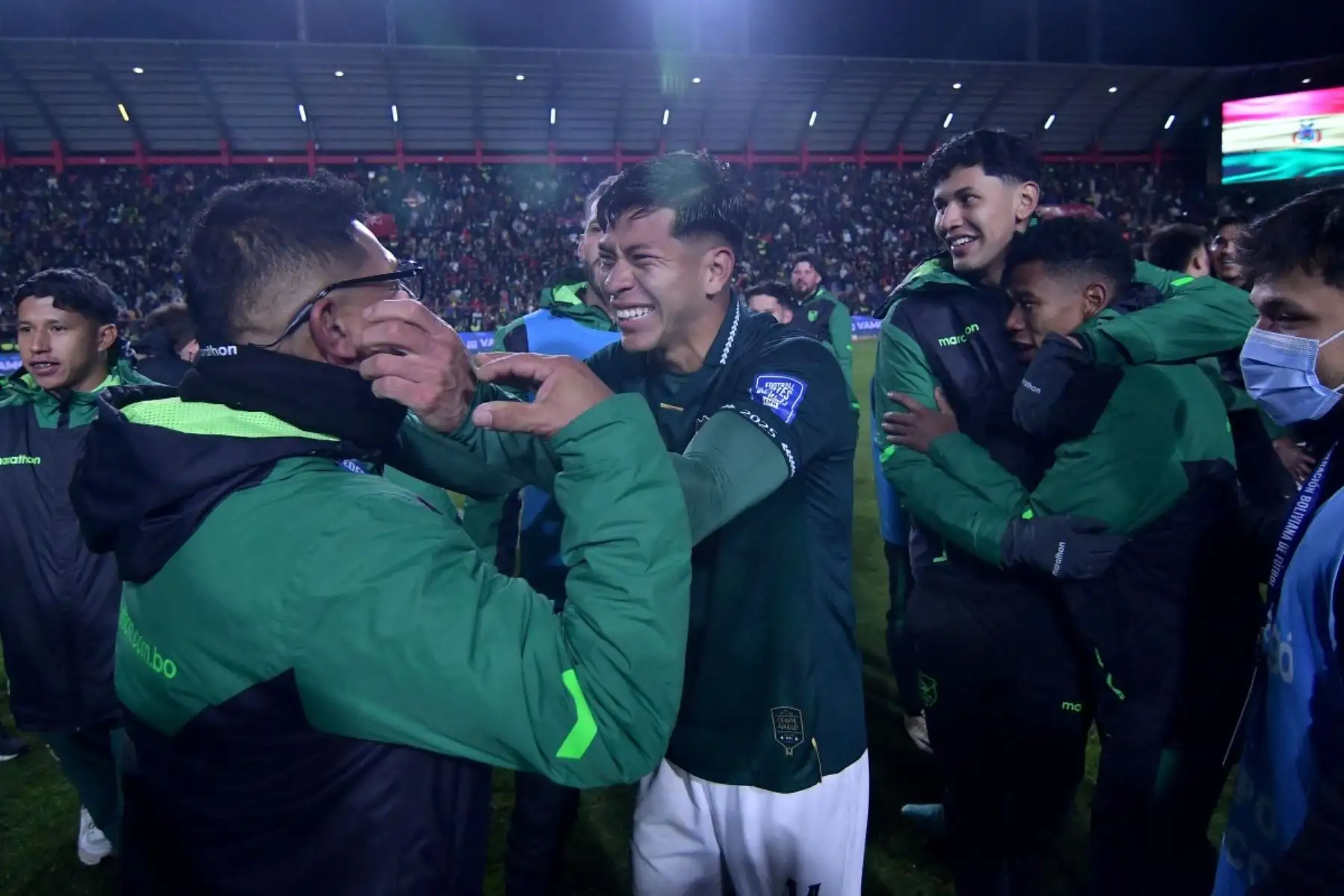Los jugadores de Bolivia no pudieron contener las lágrimas tras la histórica victoria 1-0 frente a Brasil en El Alto, que les aseguró un lugar en el repechaje rumbo al Mundial 2026. La clasificación significó un desahogo emocional luego de años de frustraciones y campañas fallidas. En medio de abrazos y cánticos con la hinchada, la Verde celebró con enorme orgullo, demostrando que la ilusión mundialista sigue más viva que nunca. Foto: AFP