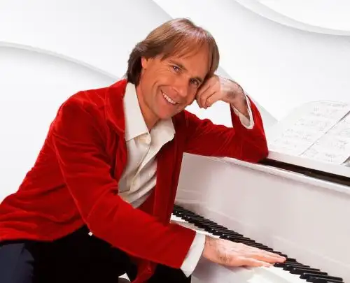 Richard Clayderman en Lima este 2 de octubre junto a coro infantil.