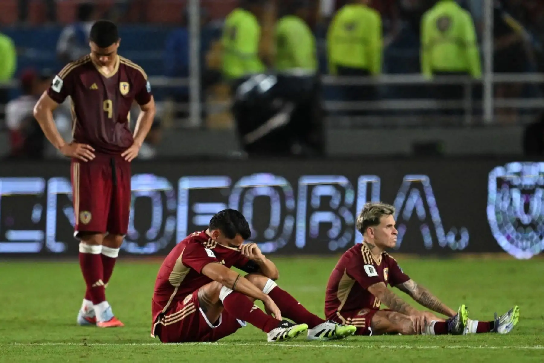 Futbolistas venezolanos reaccionan después de perder el partido de fútbol de las eliminatorias sudamericanas de la Copa Mundial de la FIFA 2026 entre Venezuela y Colombia en el Estadio Monumental de Maturín en Maturín, Venezuela. Foto: AFP