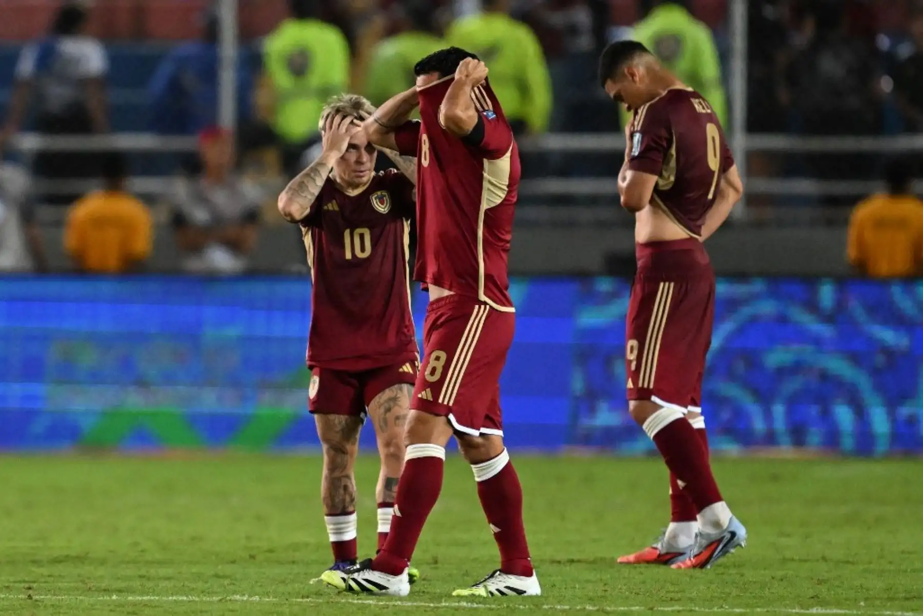 Futbolistas venezolanos reaccionan después de perder el partido de fútbol de las eliminatorias sudamericanas de la Copa Mundial de la FIFA 2026 entre Venezuela y Colombia en el Estadio Monumental de Maturín en Maturín, Venezuela. Foto: AFP