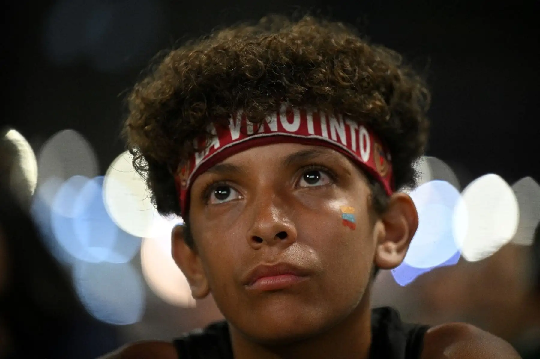 Un aficionado venezolano observa el partido de fútbol de las eliminatorias sudamericanas para la Copa Mundial de la FIFA 2026 entre Venezuela y Colombia en Caracas el 9 de septiembre de 2025. Venezuela volvió a quedar fuera del Mundial tras perder 6-3 ante Colombia en Maturín. Foto: AFP