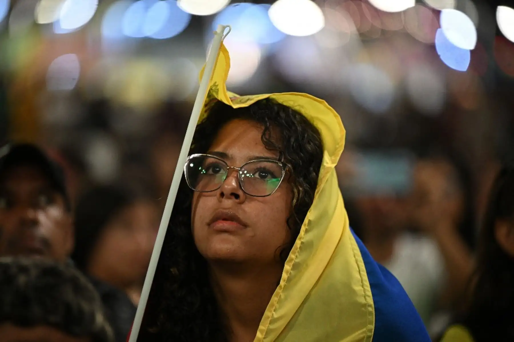 Un aficionado venezolano observa el partido de fútbol de las eliminatorias sudamericanas para la Copa Mundial de la FIFA 2026 entre Venezuela y Colombia en Caracas el 9 de septiembre de 2025. Venezuela volvió a quedar fuera del Mundial tras perder 6-3 ante Colombia en Maturín. Foto: AFP