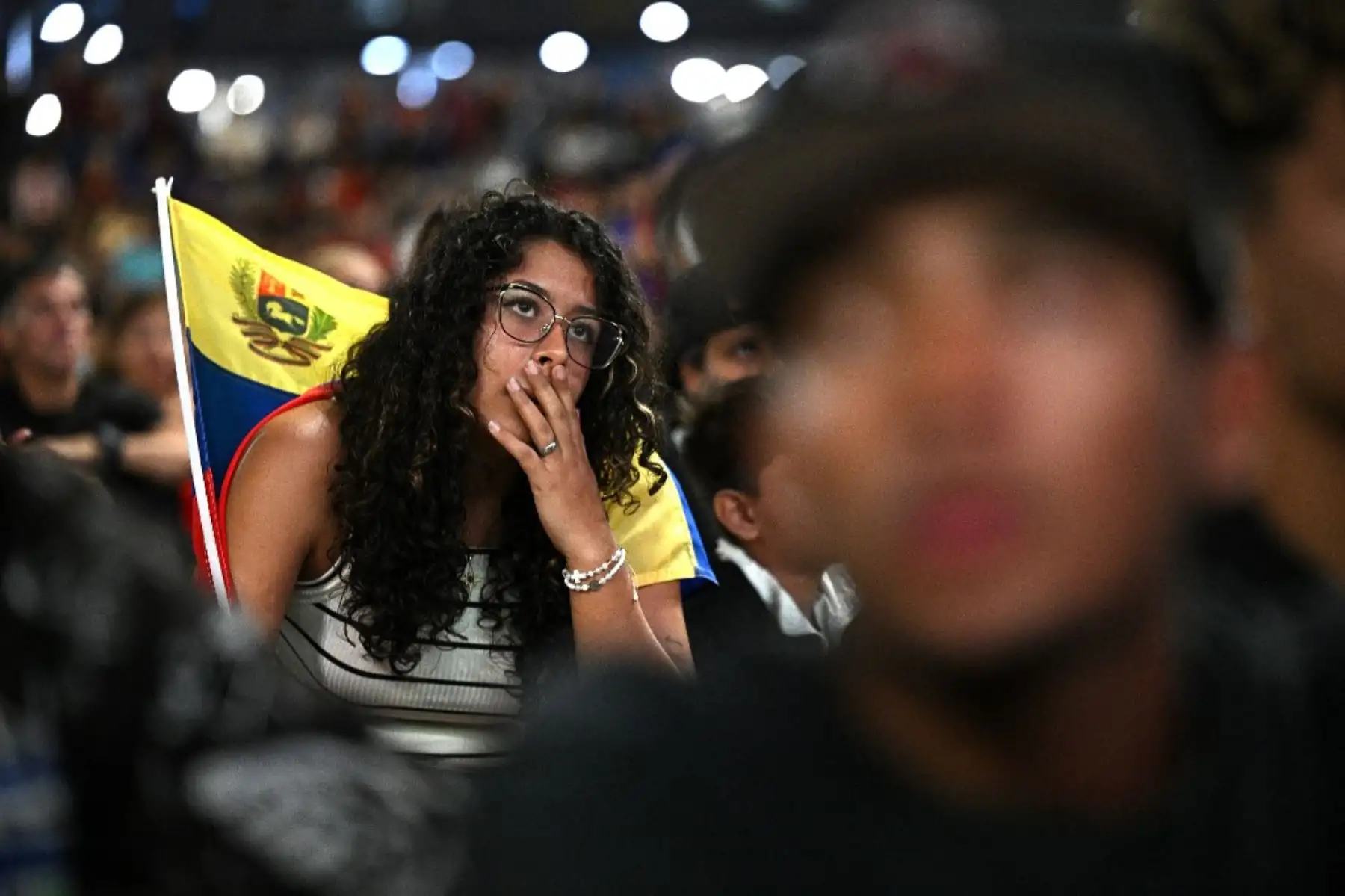 Un aficionado venezolano observa el partido de fútbol de las eliminatorias sudamericanas para la Copa Mundial de la FIFA 2026 entre Venezuela y Colombia en Caracas el 9 de septiembre de 2025. Venezuela volvió a quedar fuera del Mundial tras perder 6-3 ante Colombia en Maturín. Foto: AFP
