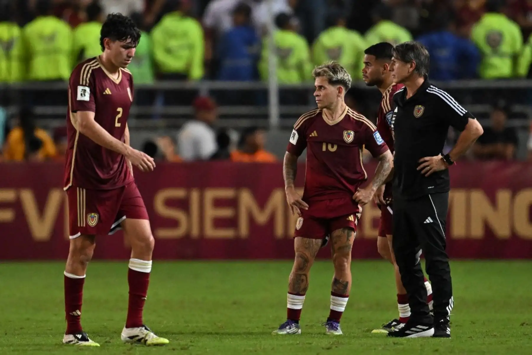 El mediocampista venezolano Yeferson Soteldo reacciona tras perder el partido de las eliminatorias sudamericanas de la Copa Mundial de la FIFA 2026 entre Venezuela y Colombia en el Estadio Monumental de Maturín en Maturín, Venezuela. Foto: AFP
