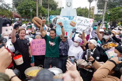 ¡Lo más grande! 100 kilos de cerdo y 50 de camote dieron vida al pan con chicharrón más grande del Perú
