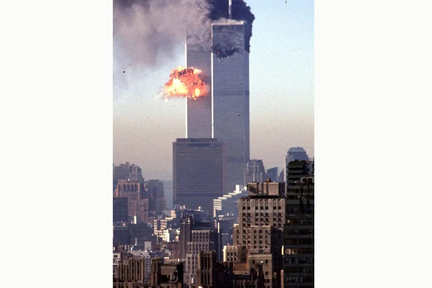 Un avión comercial secuestrado se estrella contra el World Trade Center el 11 de septiembre de 2001 en Nueva York. Los emblemáticos rascacielos quedaron destruidos en el ataque. Foto: AFP