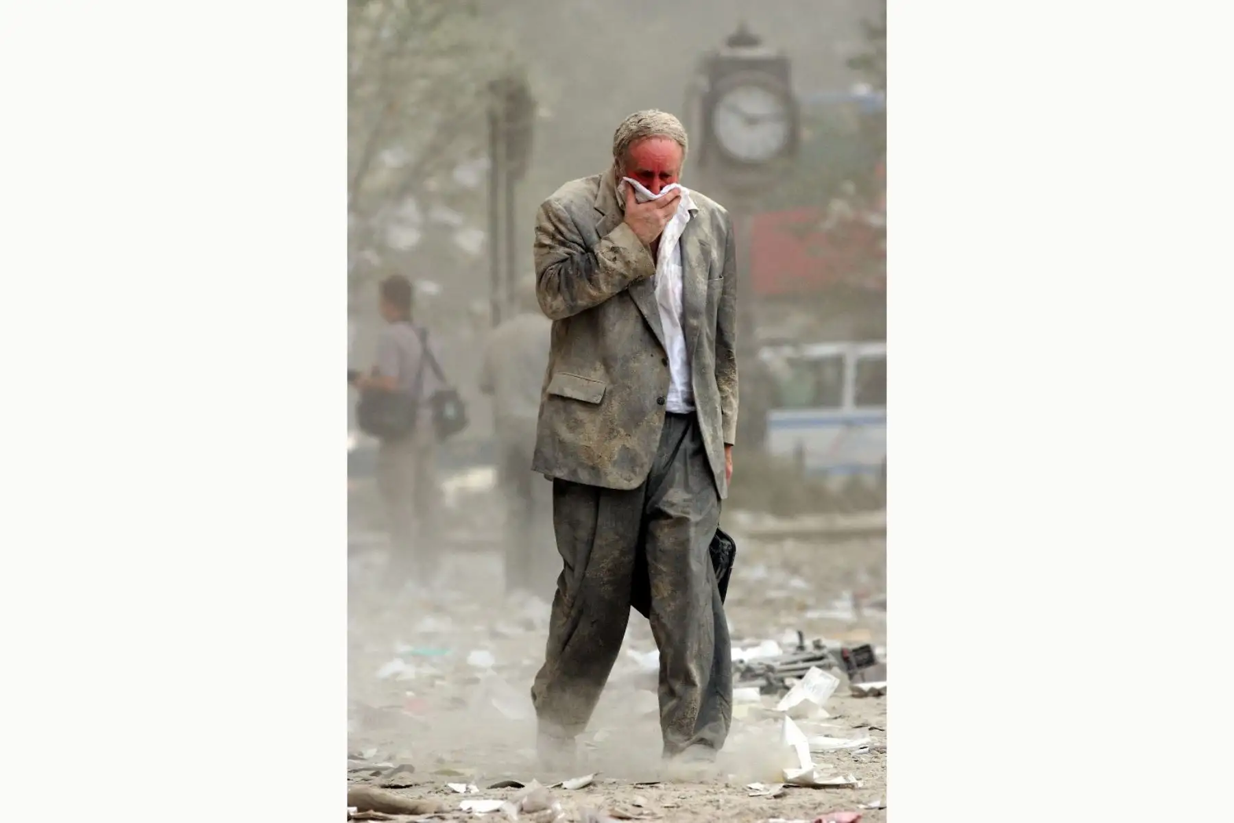 Fotografía del 11 de septiembre de 2001, muestra a Edward Fine cubriéndose la boca mientras camina entre los escombros tras el derrumbe de una de las Torres Gemelas del World Trade Center en Nueva York. Foto:AFP