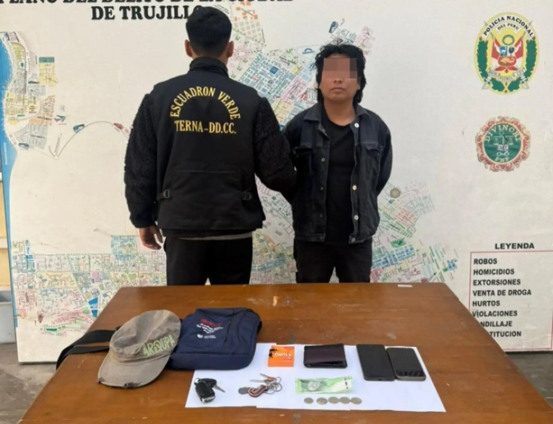 Agentes del Grupo Terna de la Policía Nacional del Perú (PNP) detuvieron en Trujillo a un docente de la institución educativa Modelo, por presuntamente haber citado a una de sus alumnas a un hostal para subirle las notas.