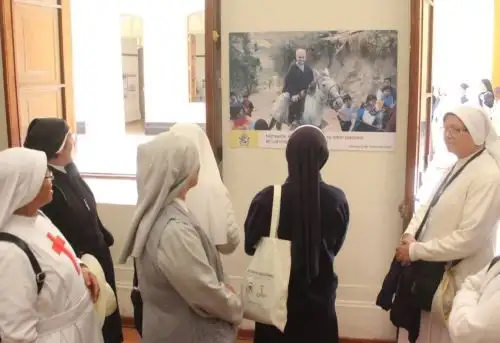Decenas de religiosas, de comunidades provenientes de diversas regiones de Perú, visitaron el Palacio Municipal de Chiclayo para conocer la muestra museográfica dedicada al Papa León XIV. ANDINA/Difusión