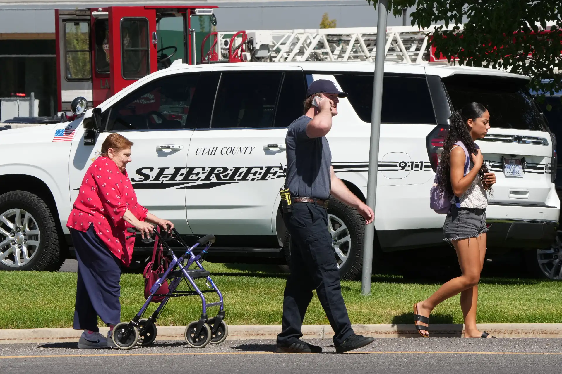 Personas son evacuadas mientras los equipos de emergencia trabajan en el lugar donde el activista político Charlie Kirk recibió un disparo durante un evento en la Universidad del Valle de Utah. Foto: AFP