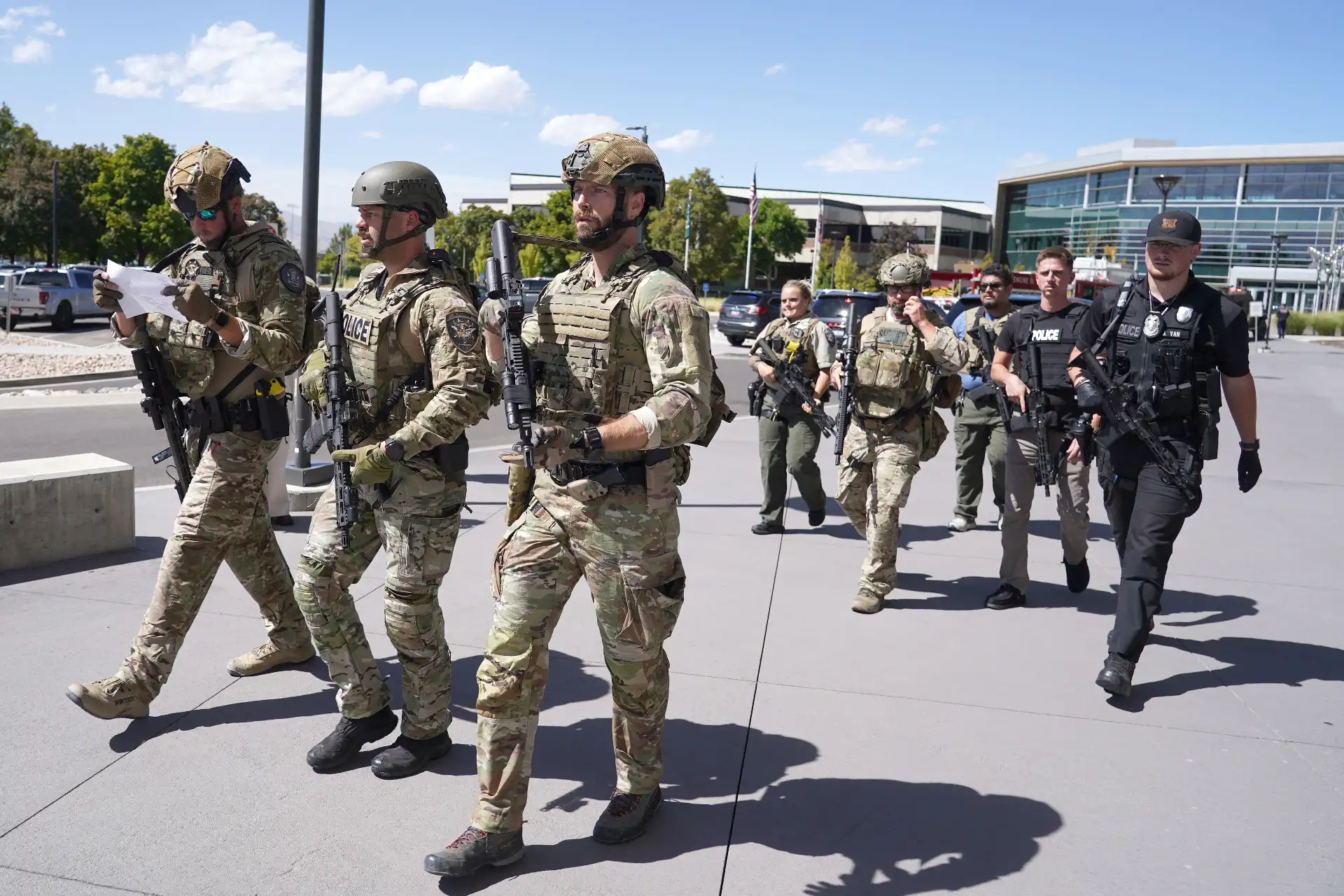 Personal de emergencias trabaja en el lugar donde el activista político Charlie Kirk recibió un disparo durante un evento en la Universidad del Valle de Utah. Foto: AFP