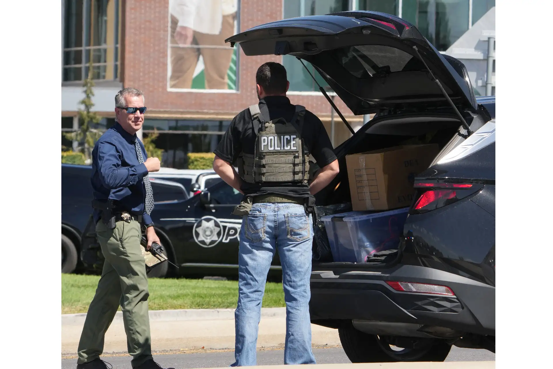 Personal de emergencias trabaja en el lugar donde el activista político Charlie Kirk recibió un disparo durante un evento en la Universidad del Valle de Utah. Foto: AFP