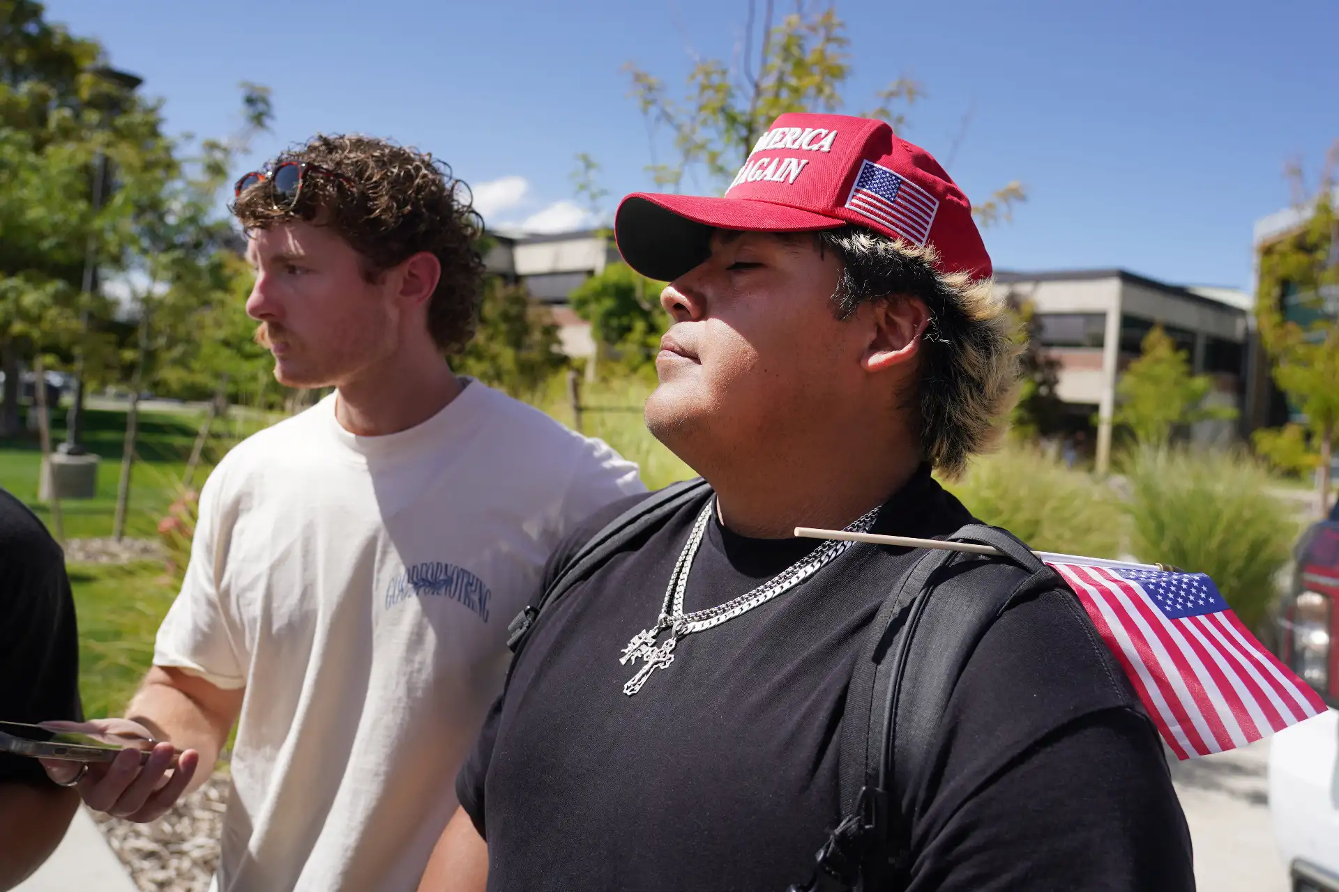 La gente abandona la manifestación donde el activista político Charlie Kirk recibió un disparo durante un evento en la Universidad del Valle de Utah.
Foto: AFP