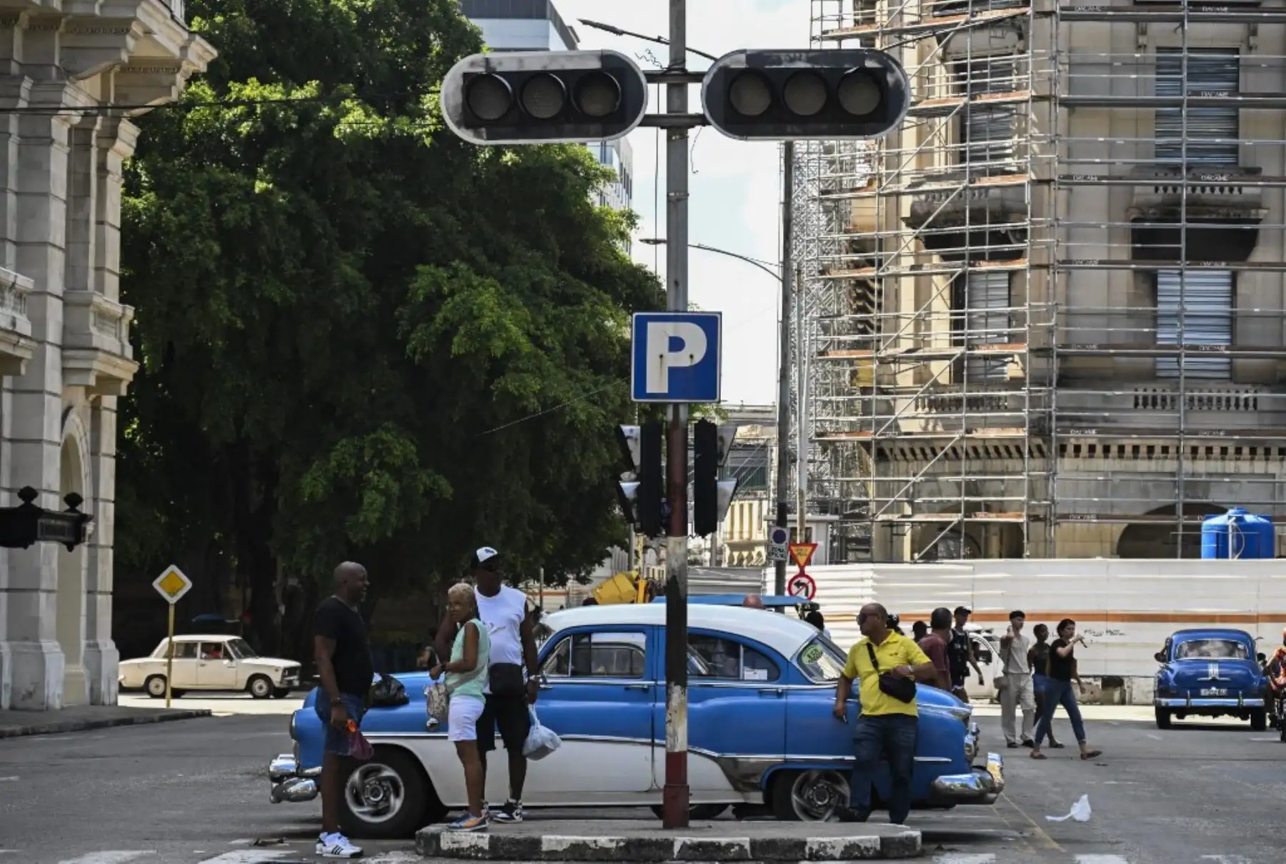 Un semáforo apagado durante un corte de energía en La Habana el 10 de septiembre de 2025. Cuba sufrió un apagón a nivel nacional, el quinto en la isla caribeña con problemas de liquidez en menos de un año, anunció el Ministerio de Energía. Foto: AFP