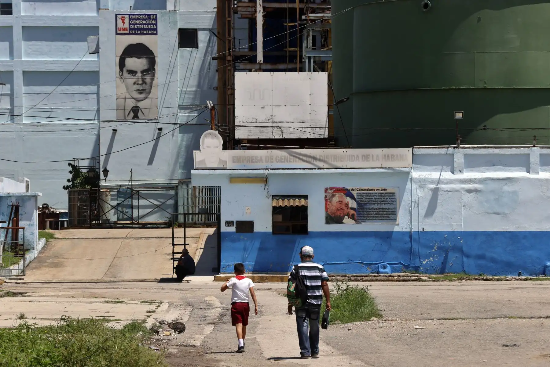 Personas caminan frente a la empresa generadora de electricidad, este miércoles en La Habana . El Ministerio de Energía y Minas (Minem) de Cuba informó que ha creado “microsistemas” que dan electricidad a centros considerados vitales como los hospitales, en medio de las labores para restablecer el Sistema Eléctrico Nacional, durante el quinto apagón nacional en menos de un año.
Foto: EFE