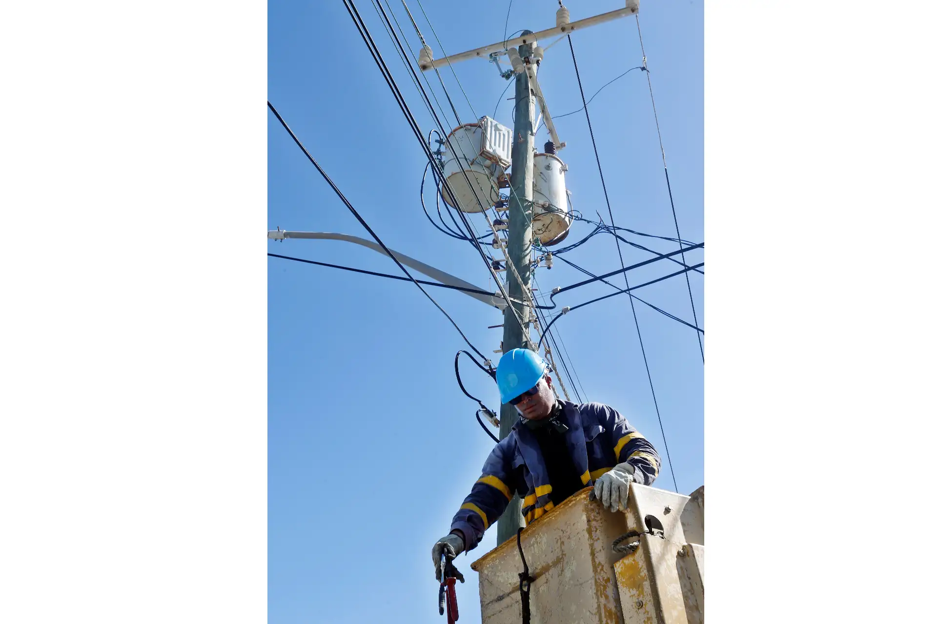 Un empleado de la Empresa Eléctrica Nacional  trabaja en la reparación del sistema eléctrico en La Habana . La crisis energética en Cuba, agravada desde mediados del año pasado, provocó la quinta caída del sistema eléctrico nacional (SEN) en al menos dos años, con la consecuente paralización de la vida en la isla caribeña. 
Foto: EFE