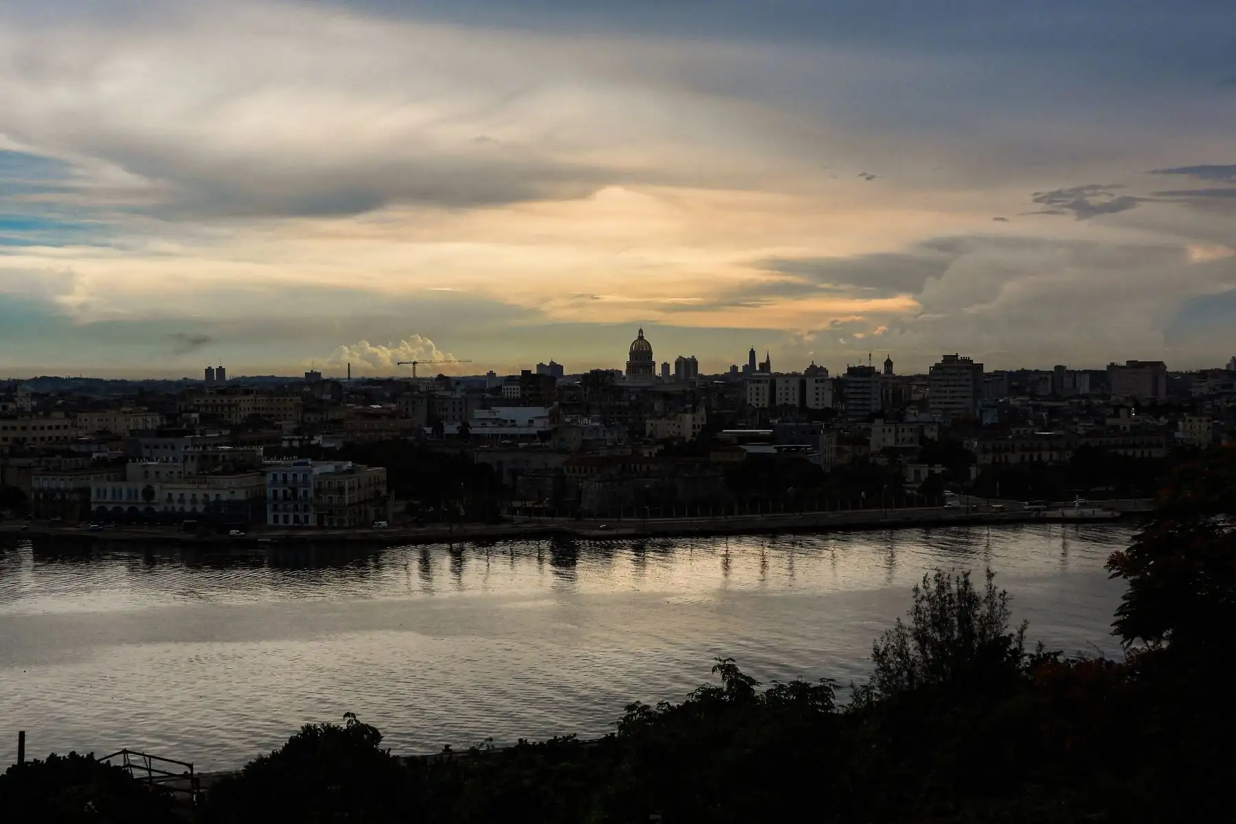 Vista general de La Habana, Cuba, durante el apagón del 10 de septiembre de 2025. Los cubanos atraviesan por problemas de liquidez, y este es su quinto apagón eléctrico a nivel nacional en un año. Foto: AFP