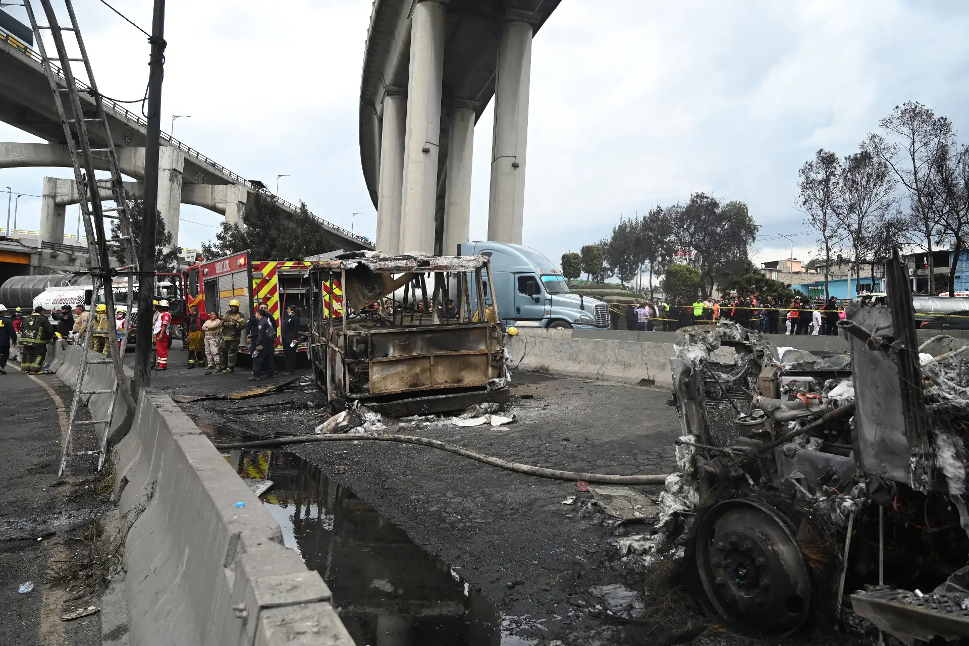Bomberos mexicanos resguardan el área donde explotó un camión de gas en la Ciudad de México. Casi 60 personas resultaron heridas, 19 de gravedad, cuando un camión de gas explotó en la Ciudad de México  causando daños generalizados, dijeron funcionarios municipales.
Foto: AFP