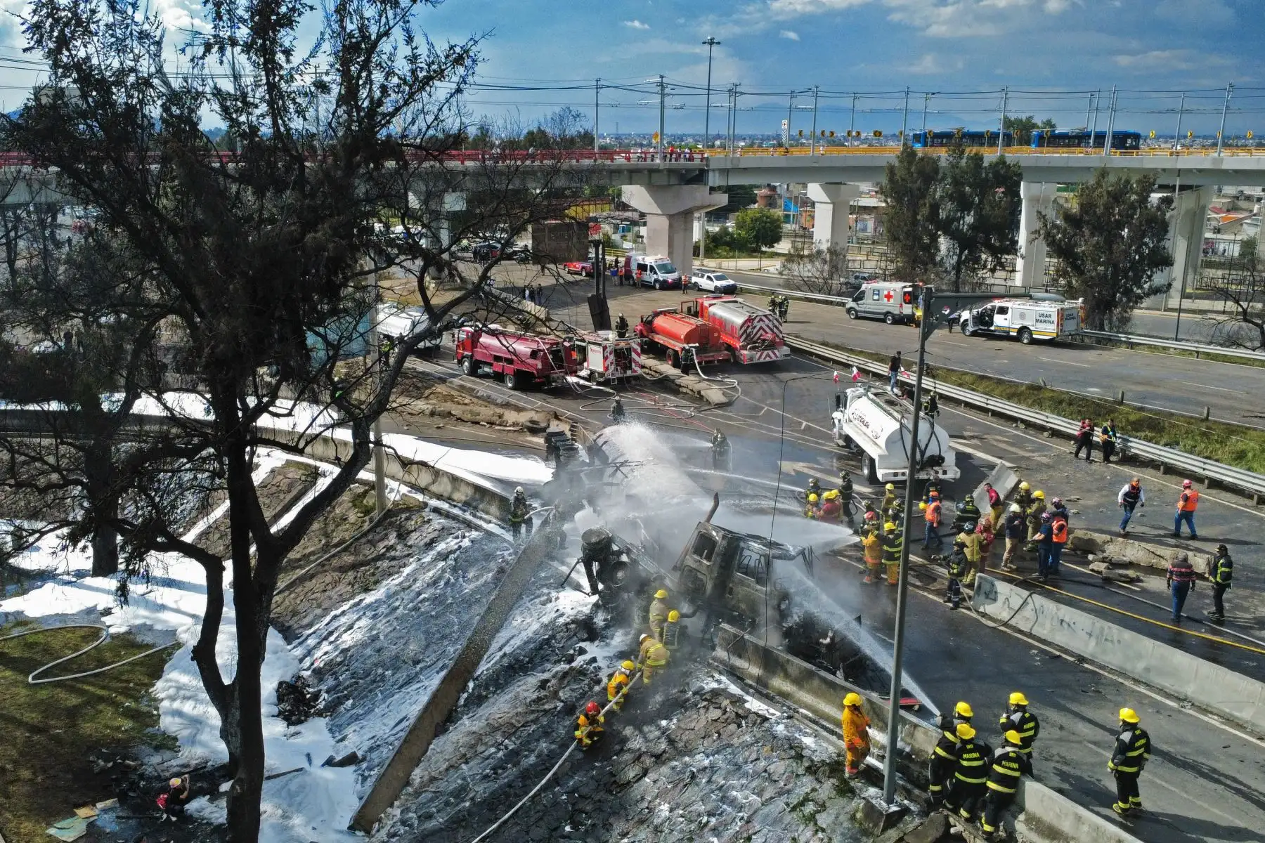 Bomberos mexicanos resguardan el área donde explotó un camión de gas en la Ciudad de México. Casi 60 personas resultaron heridas, 19 de gravedad, cuando un camión de gas explotó en la Ciudad de México  causando daños generalizados, dijeron funcionarios municipales.
Foto: AFP