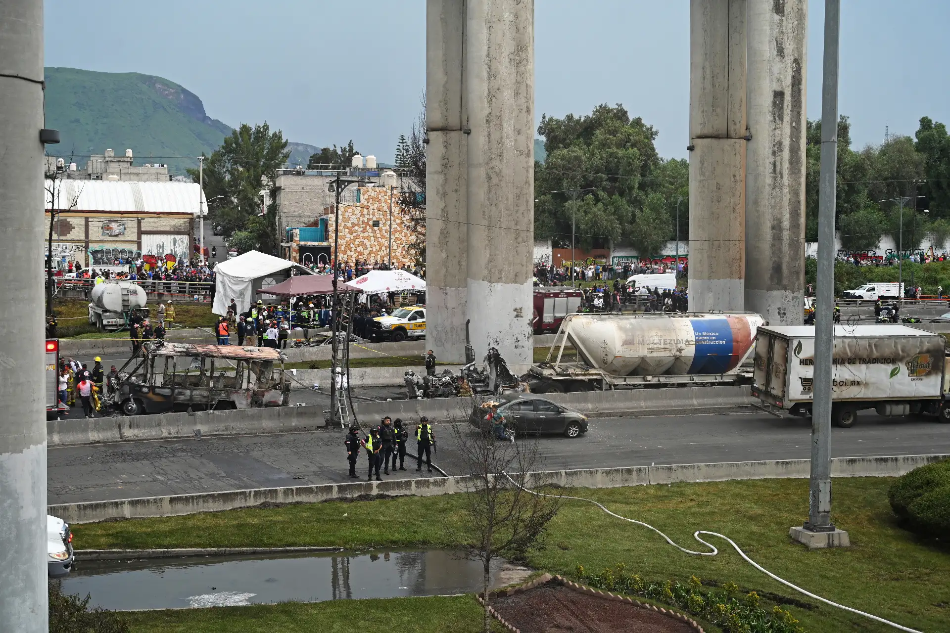 Bomberos mexicanos resguardan el área donde explotó un camión de gas en la Ciudad de México. Casi 60 personas resultaron heridas, 19 de gravedad, cuando un camión de gas explotó en la Ciudad de México  causando daños generalizados, dijeron funcionarios municipales.
Foto: AFP