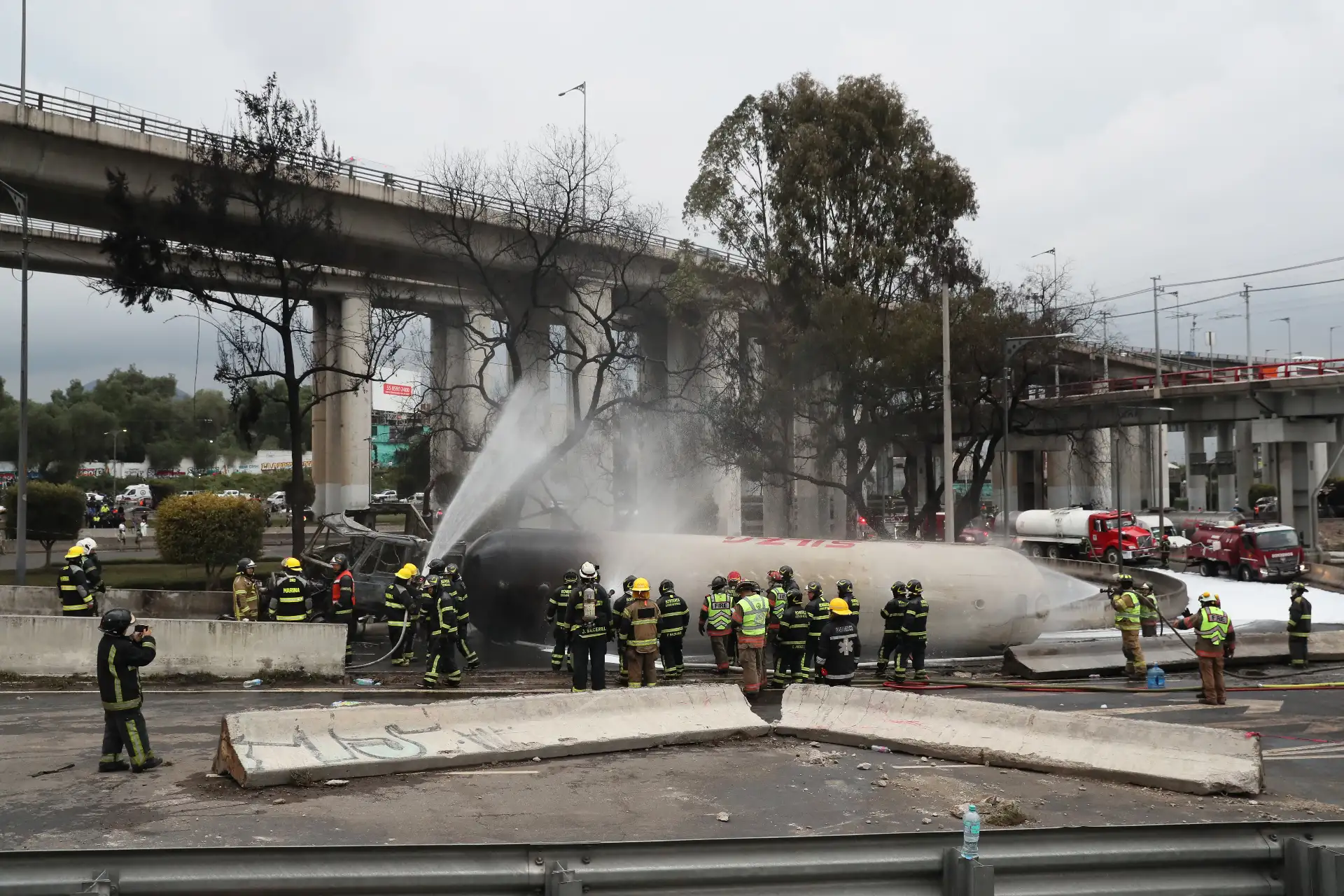 Integrantes del Cuerpo de Bomberos controlan un incendio luego del accidente de un camión de gas este miércoles, en Ciudad de México (México). La explosión de un camión de gas provocó 19 heridos graves con quemaduras y varios vehículos incendiados, informó Clara Brugada, jefa de Gobierno de la capital mexicana.
Foto: EFE