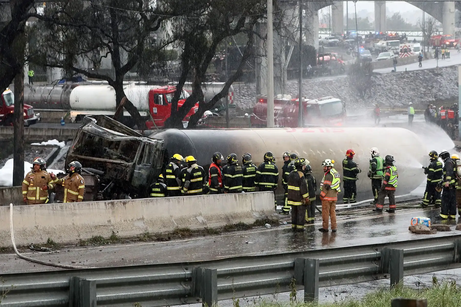 Integrantes del Cuerpo de Bomberos controlan un incendio luego del accidente de un camión de gas este miércoles, en Ciudad de México. La explosión de un camión de gas provocó 19 heridos graves con quemaduras y varios vehículos incendiados. Foto: EFE